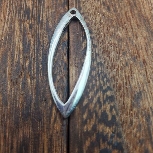 Silver tone teardrop openwork portal pendant - Picture 2 of 2